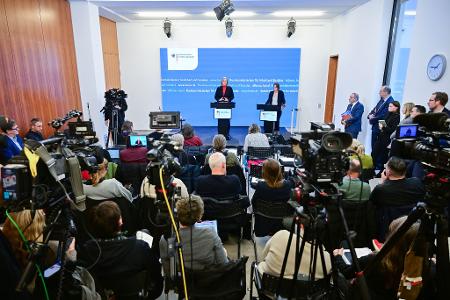 Andrang herrscht bei Bärbel Bas, als sie die Kommissionsergebnisse vorstellt.