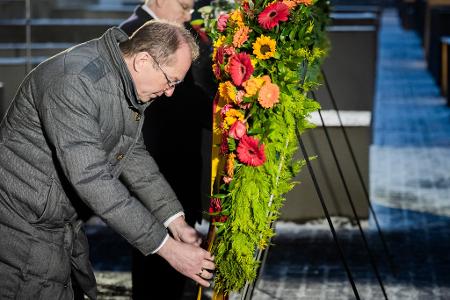 Alexander Dobrindt (CSU) nahm mit Kranzniederlegung zum Internationalen Tag des Gedenkens an die Opfer des Holocaust am Denkmal für die ermordeten Juden Europas teil.