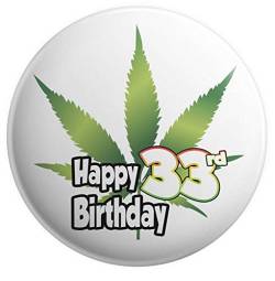 Großer Anstecker zum 33. Geburtstag, Motiv: Cannabis Marihuana Rasta Weed Leaf von AK Giftshop