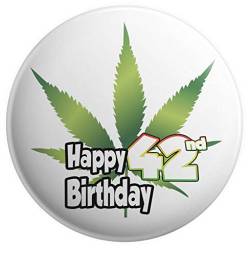 Großer Anstecker zum 42. Geburtstag, Motiv: Cannabis Marihuana Rasta Weed Leaf von AK Giftshop