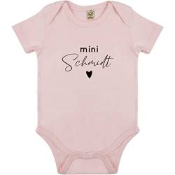 AWASG Baby Body mit Name | Mini 'Nachname' mit Herz | Personalisiertes Geschenk Geburt Neugeborene Kurzarm Mädchen Jungen | Individueller Babybody (rosa) 3-6 Monate von AWASG