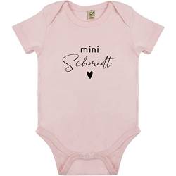 AWASG Baby Body mit Name | Mini 'Nachname' mit Herz | Personalisiertes Geschenk Geburt Neugeborene Kurzarm Mädchen Jungen | Individueller Babybody (rosa) 6-12 Monate von AWASG