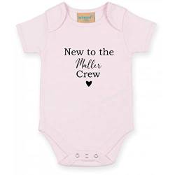 AWASG Body Baby mit Name Spruch | New to the Crew | Personalisiertes Geschenk Strampler Geburt Neugeborene Kurzarm 0-3 Monate (rosa) von AWASG