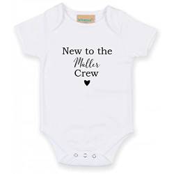 AWASG Body Baby mit Name Spruch | New to the Crew | Personalisiertes Geschenk Strampler Geburt Neugeborene Kurzarm 0-3 Monate (weiß) von AWASG