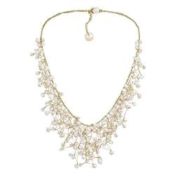 AeraVida Statement-Halskette mit Wasserfall aus weißen Zuchtperlen und Kristallen auf goldfarbenem Seidenfaden, Perle, Perle von AeraVida