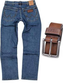 Wrangler Texas Stretch Herren Jeans Regular Fit inkl. Gürtel (W32/L34, Stonewash + brauner Gürtel) von All Terrain Gear by Wrangler