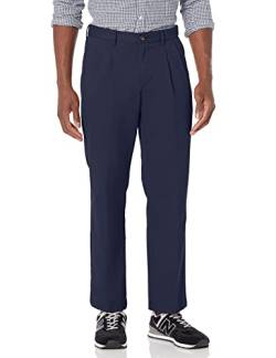 Amazon Essentials Herren Knitterfreie Chinohose mit klassischer Passform und Bügelfalte (erhältlich in Big & Tall), Marineblau, 38W / 28L von Amazon Essentials