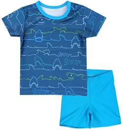 Aquarti Baby Jungen Bade-Set Zweiteiliger Kinder Badeanzug T-Shirt Badehose UV-Schutz, Farbe: Haie/Jeans/Blau, Größe: 110 von Aquarti