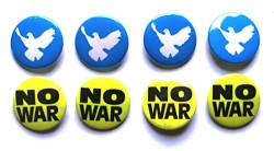 Gegen Krieg Anstecker 8 Buttons 35 mm Durchmesser Friedenstaube No War Ukraine von BAD TASTE
