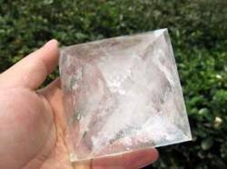 BAYDE 1,28 Pfund Bergkristall-Pyramidenschnitzerei natürlichem Bergkristall YICHENGYIN von BAYDE