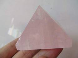 BAYDE Eine Pyramidenstatue natürlichem Rosenquarzkristall, 92 g YICHENGYIN von BAYDE