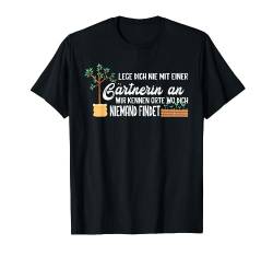 Lege Dich Nie Mit Einer Gärtnerin Gartenarbeit Hobbygärtner T-Shirt von BK Gartenarbeit Shirts Gartenbau Gärtner Geschenke