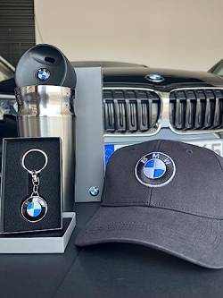 BMW Geschenkbox aus original Merchandise & Zubehör für Motorsport Fans (Geschenkset 3er 2023) von BMW