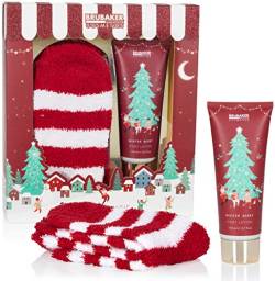 BRUBAKER Cosmetics Weihnachten Geschenkset Winter Beeren Duft - Extra weiche Plüsch Socken mit 110 ml Fußlotion - Fußpflege Weihnachtsset für Frauen und Männer von BRUBAKER