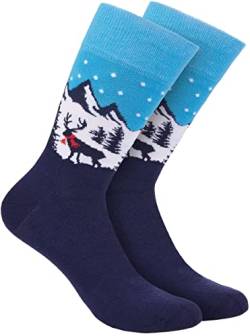 BRUBAKER Herren Weihnachtssocken - Weihnachtsmotiv Landschaft Berge - Bunte Kuschelsocken für die Weihnachtszeit - Männer Lustige Crew Socks Geschenk Weihnachten - One Size EU 41-45 von BRUBAKER