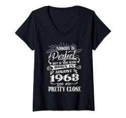 Damen Niemand ist perfekt, aber wenn Sie im August 1963 geboren sind, sind Sie nah dran T-Shirt mit V-Ausschnitt von Birthday 365