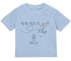 Baby Tshirt in Hellblau 0-36 Monate mit Druck T-Shirt mit Spruch Mein 1. Flug, Erster Urlaub Mit Namen und Reiseziel T-Shirt für Kleinkind 0, 1, 2, 3 Jahre von Blauer-Storch