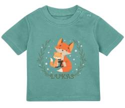 Baby Tshirt in Salbei Grün 0-36 Monate mit Druck T-Shirt mit Spruch 2 Füchse, Fuchs Familie mit Wunschnamen personalisiert T-Shirt für Kleinkind 0, 1, 2, 3 Jahre von Blauer-Storch