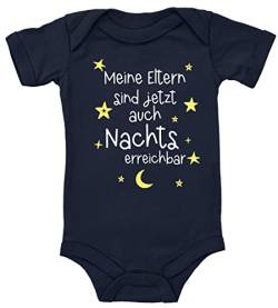 Blauer-Storch Baby Body mit Spruch Meine Eltern sind auch Nachts erreichbar Sterne Mond Geschenk für Kleinkind Kurzarm Bio Baumwolle von Blauer-Storch