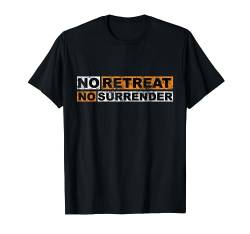 No Retreat No Surrender Vintage Geschenk Schriftzug Inspiration T-Shirt von Boom Manufaktur