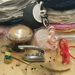 Breiter Meisteratelier Fascinator-Kurs von Breiter Meisteratelier