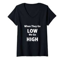 Damen Schriftzug "When They Go Low" T-Shirt mit V-Ausschnitt von Buy Cool Shirts