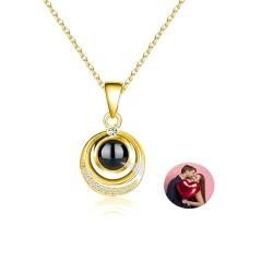 CSstone Foto Projektion Halskette, Personalisierte Kette Mit Bild In Stein, Kette Mit Foto, Foto Schmuck Geschenk FüR MäNner Frauen, Sehen Sie Durch Charm Runde AnhäNger Halskette (A-gold) von CSstone