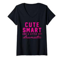 CUTE SMART AND A LITTLE BIT DRAMATIC X Cuteness Süße Kinder T-Shirt mit V-Ausschnitt von CUTE SMART AND A LITTLE BIT DRAMATIC Junge Mädchen
