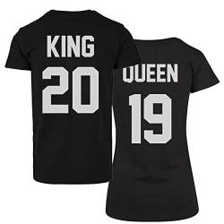 King Queen Pärchen Shirts Set - 2 T-Shirts mit Wunschnummer XS-5XL Aufdruck Vorne und Hinten Liebe Couple Geschenk Valentinstag Love Paare Schwarz Weiss von CVLR