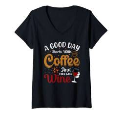 Damen Ein guter Tag beginnt mit Kaffee und endet mit Wein T-Shirt mit V-Ausschnitt von Candis Raechelle Designs