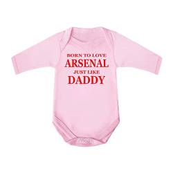 Body mit Aufschrift "Born To Love Arsenal Just Like Daddy", 100 % fein gekämmte Baumwolle, langärmelig, entworfen und bedruckt in Großbritannien, rose, 68 von Cheekytots