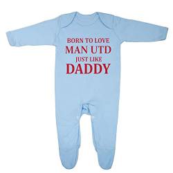 „Born To Love Man Utd Just Like Daddy“ Baby-Schlafanzug, für Jungen und Mädchen, entworfen und bedruckt in Großbritannien aus 100 % feiner, gekämmter Baumwolle Gr. 0 - 3 Monate, blau von Cheekytots