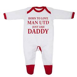 „Born To Love Man Utd Just Like Daddy“ Baby-Schlafanzug, für Jungen und Mädchen, entworfen und bedruckt in Großbritannien aus 100 % feiner, gekämmter Baumwolle Gr. 3 - 6 Monate, Weiß/Rot von Cheekytots