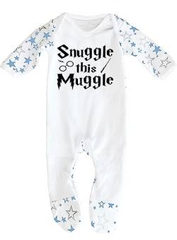 „Snuggle this Muggle“ von Harry Potter inspirierter Baby-Schlafanzug, entworfen und gedruckt in Großbritannien aus 100 % feiner, gekämmter Baumwolle. Gr. 6 - 12 Monate, Weiß/Blau Sterne von Cheekytots