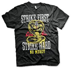 Offizielles Lizenzprodukt Strike First - Strike Hard - No Mercy Groß & Hoch Herren T-Shirt (Schwarz), XXXX-Large von Cobra Kai