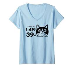 Damen I'm Not 40, I Am 39 Plus 1 Middle Finger Cat Flip Off Cat T-Shirt mit V-Ausschnitt von Custom Birthday Costume w/ Age plus Middle Finger