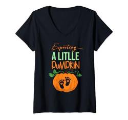 Damen Little Pumpkin Baby Ankündigung Gender Reveal Pregnancy T-Shirt mit V-Ausschnitt von Cute Fall Pregnancy Announcement Present Mom To Be