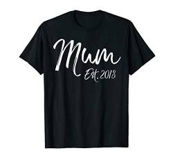 Cute Mother's Day Gift for Young Moms Mum Est. 2018 T-Shirt von Cute Mom Shirts Mother's Day Gifts Design Studio