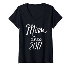 Damen Mother's Day Gift for Young Moms of Toddlers Mom Since 2017 T-Shirt mit V-Ausschnitt von Cute Mom Shirts Mother's Day Gifts Design Studio