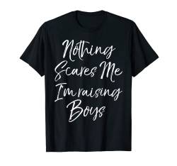 Funny Mom of Boys Quote Nothing Scares Me I'm Raising Boys T-Shirt von Cute Mom Shirts Mother's Day Gifts Design Studio