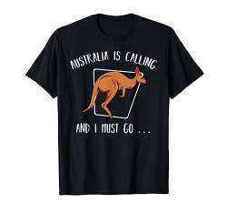 Australia Is Calling And I Must Go Känguru Australien Reise T-Shirt von Das Kulissenwerk