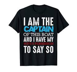 I Am The Captain Of This Boat Kapitän Seefahrt Boot Schiff T-Shirt von Das Kulissenwerk