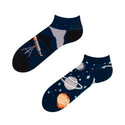 Dedoles Sneaker Socken Low Cut Füßlinge Unisex Damen Herren Baumwolle lustiges Design Geschenk links rechts verschieden, Farbe Blau, Motiv Kosmos Knöchelsocken, Gr. 43-46 von Dedoles