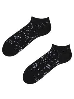 Dedoles Sneaker Socken Low Cut Füßlinge Unisex Damen Herren Baumwolle lustiges Design Geschenk links rechts verschieden, Farbe Schwarz, Motiv Sternzeichen Knöchelsocken, Gr. 35-38 von Dedoles