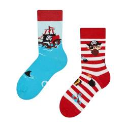 Dedoles Socken Kinder Mädchen Jungen Baumwolle viele lustige Designs Weihnachtssocken 1 Paar, Farbe Rot, Motiv Pirat, Gr. 23-26 von Dedoles