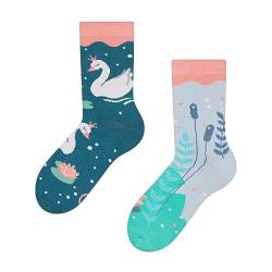 Dedoles Socken Kinder Mädchen Jungen Baumwolle viele lustige Designs Weihnachtssocken 1 Paar, Farbe Türkis, Motiv Schwäne, Gr. 23-26 von Dedoles