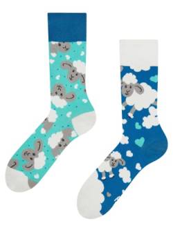 Dedoles Socken Regular normale Höhe Unisex Damen Herren Baumwolle viele lustige Designs Weihnachtssocken 1 Paar, Farbe Blau, Motiv Schafe und Wolken, Gr. 39-42 von Dedoles