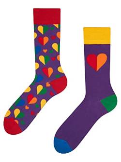 Dedoles Socken Regular normale Höhe Unisex Damen Herren Baumwolle viele lustige Designs Weihnachtssocken 1 Paar, Farbe Lila, Motiv Regenbogenherzen, Gr. 39-42 von Dedoles