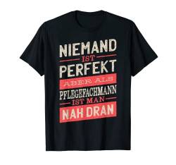 Herren Niemand Ist Perfekt Aber Als Pflegefachmann Ist Man Nah Dran T-Shirt von Die Besten Berufe Shop Co.