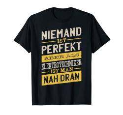 Herren Niemand Ist Perfekt Aber Elektrotechniker Sind Nah Dran T-Shirt von Die Besten Berufe Shop Co.